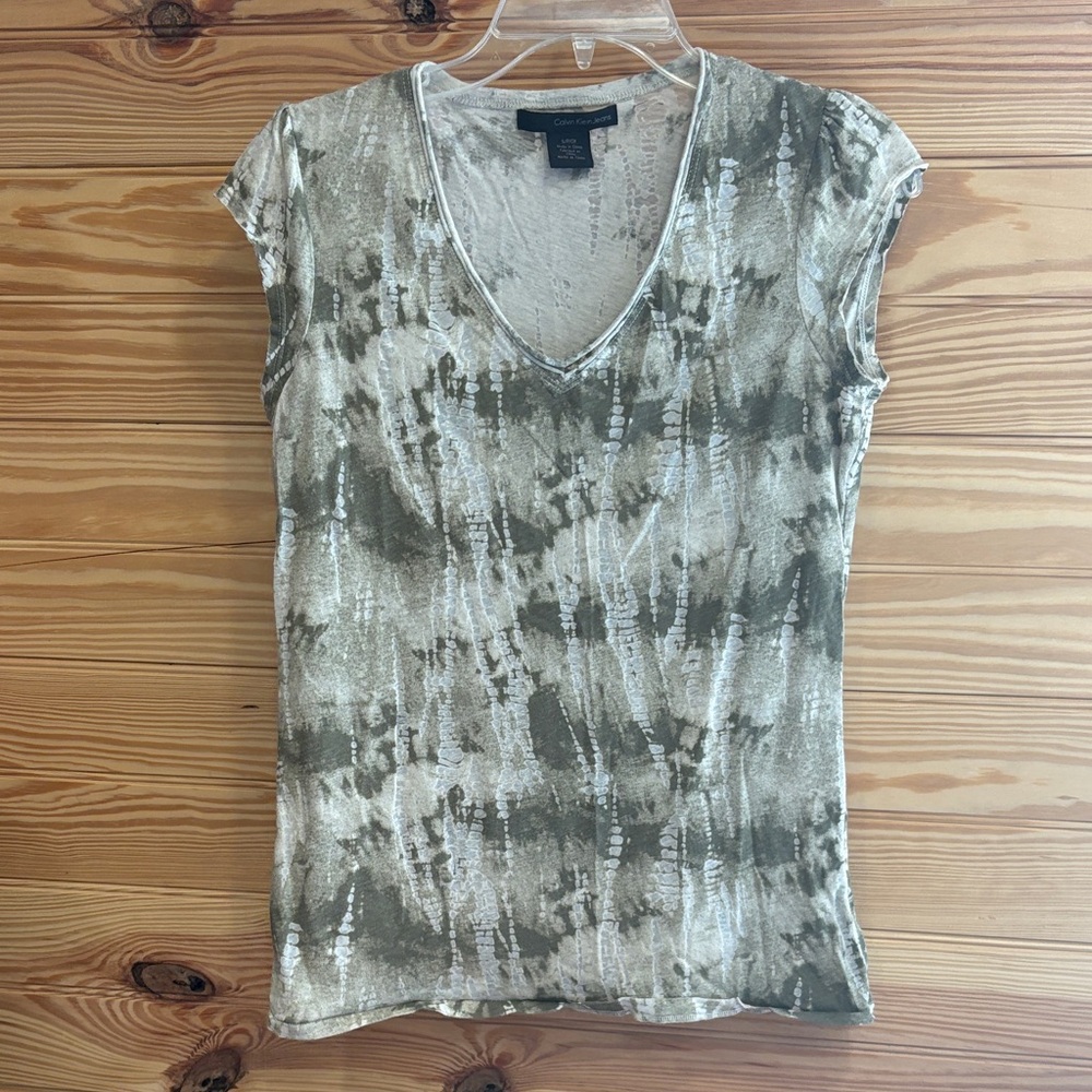 Calvin Klein Jeans V-Neck Tie-Dye Top in Cream and Brown